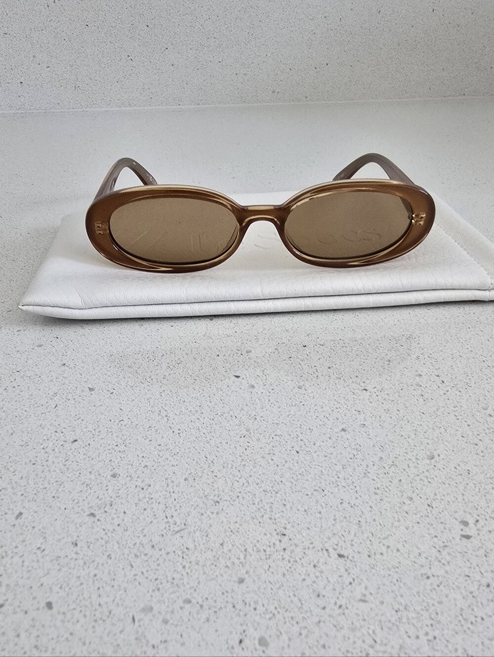 Le Specs Outta Love Brown Oval Women's Sunglasses - Like New - Picture 3 of 9